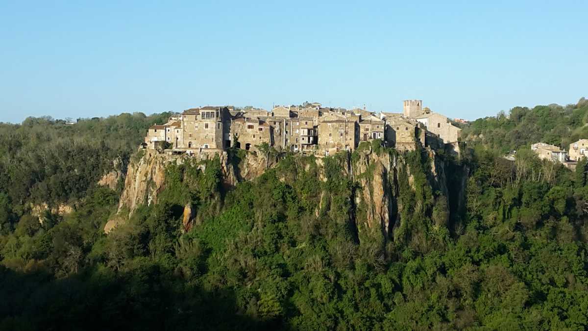 Cosa Vedere a Calcata: Il Borgo Sospeso nel Cuore del Lazio