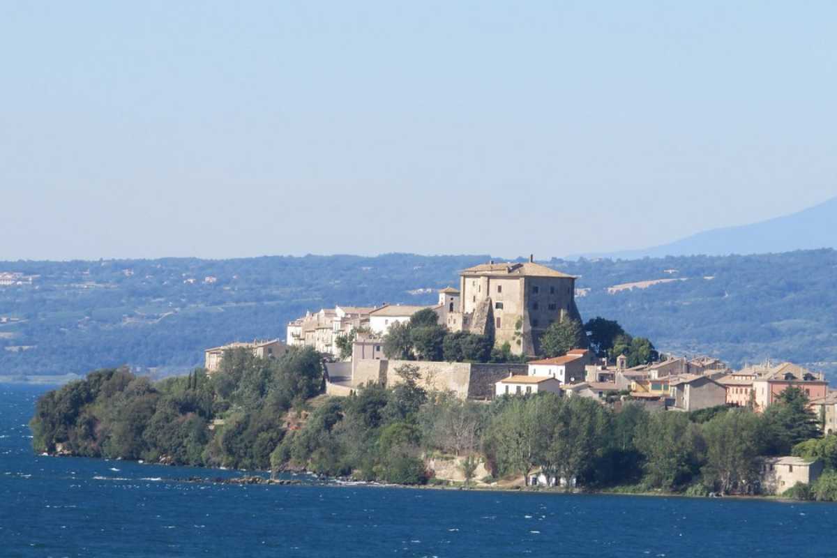 Panorama del Lago di Bolsena con famiglie che giocano sulla spiaggia