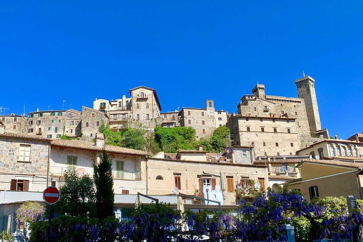 Bambini che giocano al parco di Bolsena, divertendosi in un'area giochi
