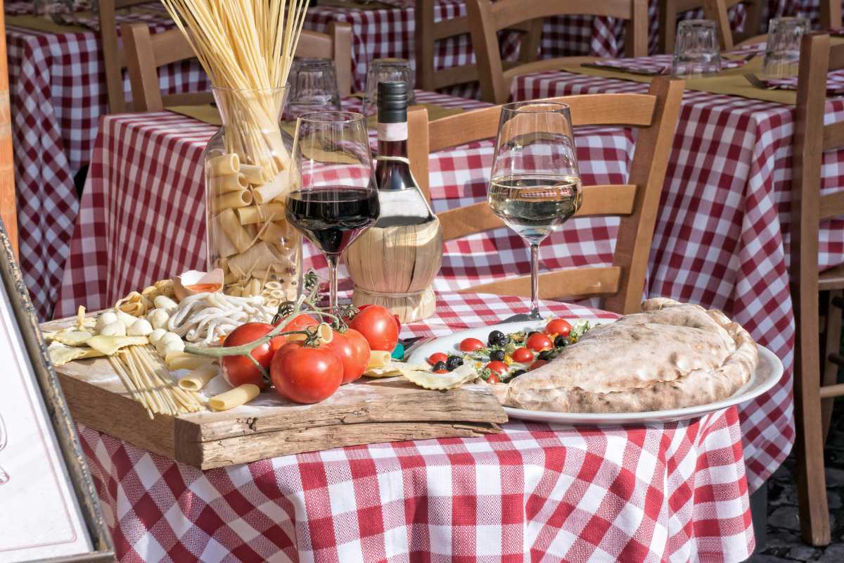 Famiglia che pranza in un ristorante di Calcata, atmosfera accogliente