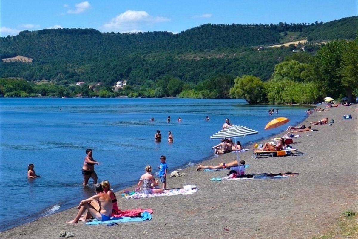 Spiaggia del Lago di Bolsena con persone che si godono il sole