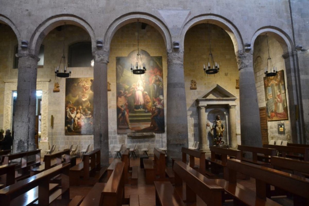 Interno della Basilica di Santa Cristina con affreschi e dettagli architettonici