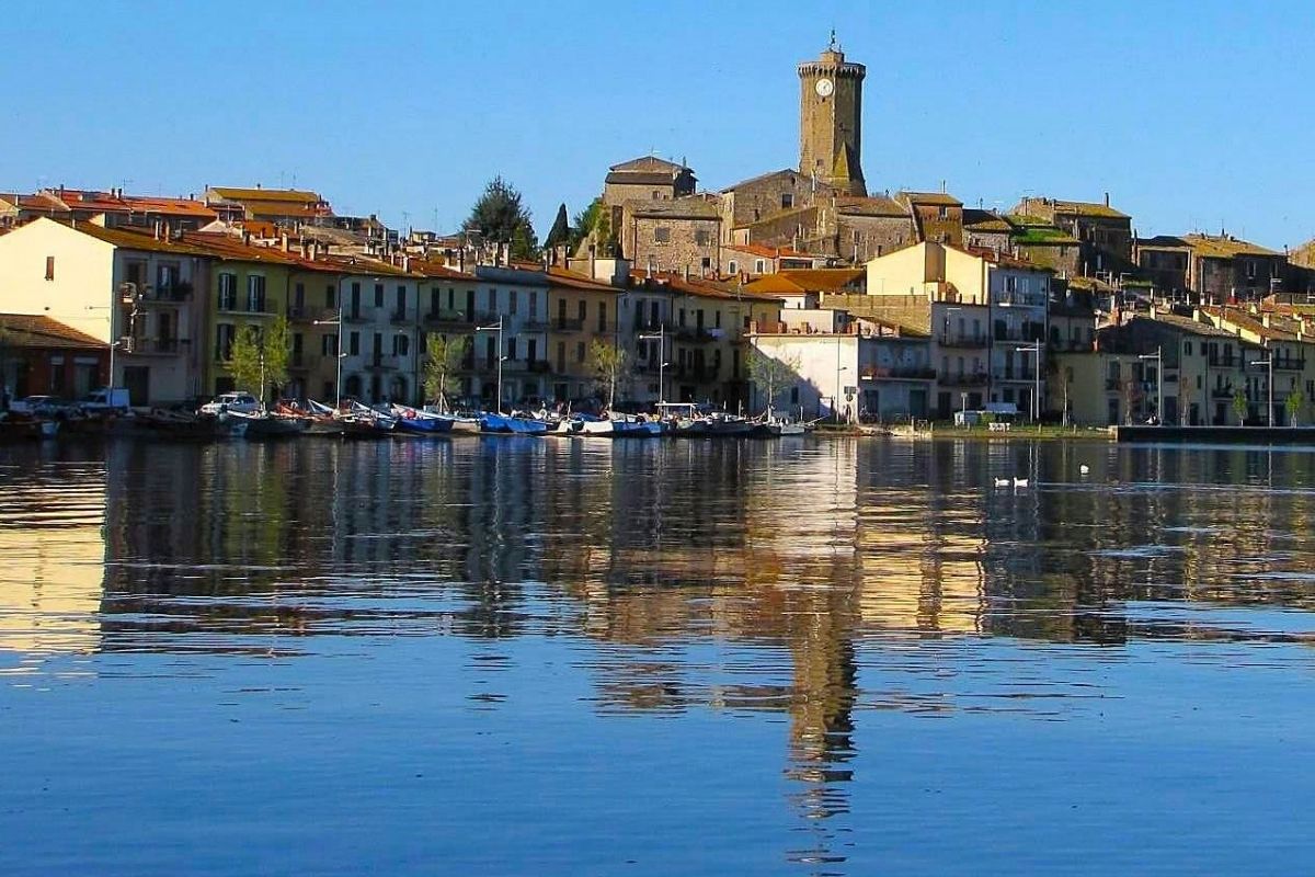 Vista panoramica sul Lago di Bolsena con le sponde e il centro storico