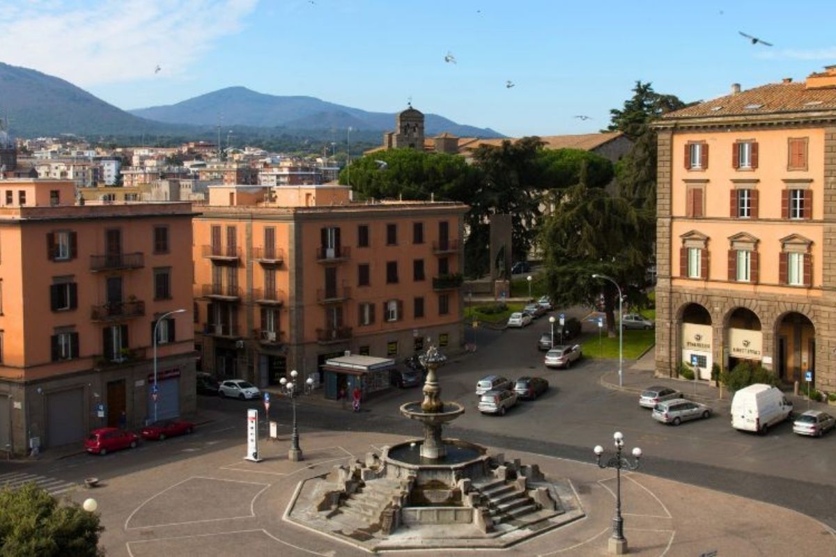 Un momento di vita in piazza a Calcata, con artisti di strada e turisti