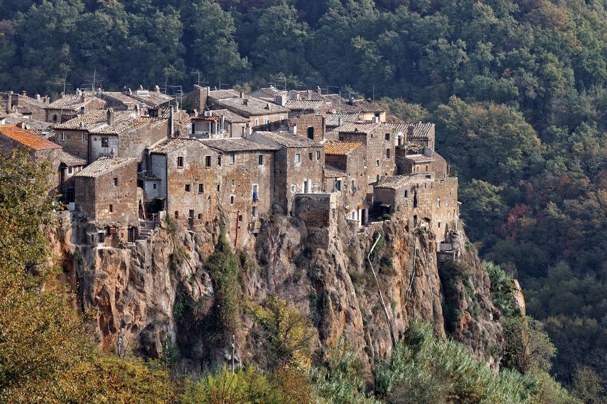 Vista panoramica di Calcata, evidenziando le case di tufo e il paesaggio circostante