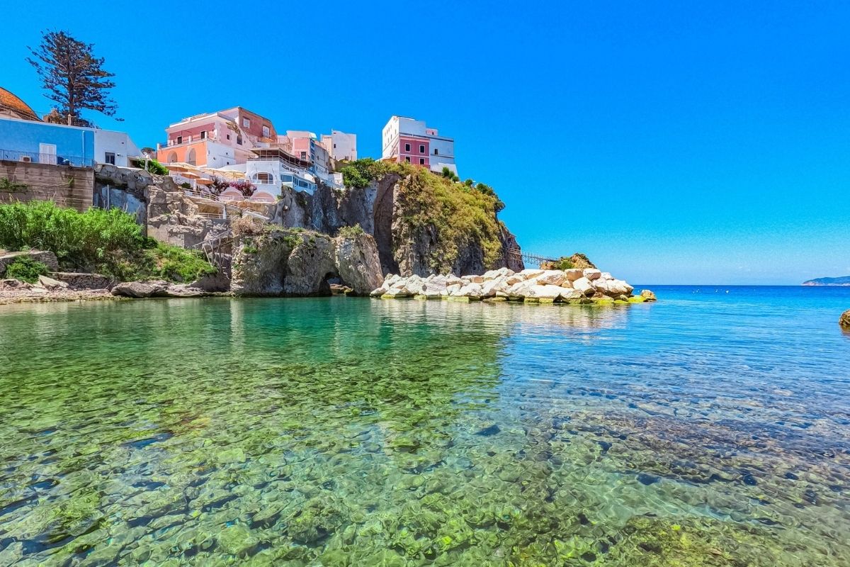 Vista panoramica di Ponza con le sue casette colorate e il mare turchese