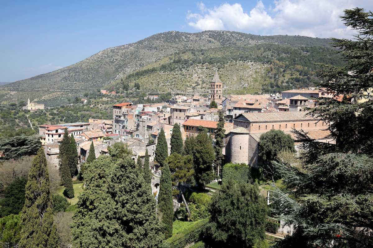 Vista panoramica di Tivoli con Villa d'Este e Villa Adriana sullo sfondo