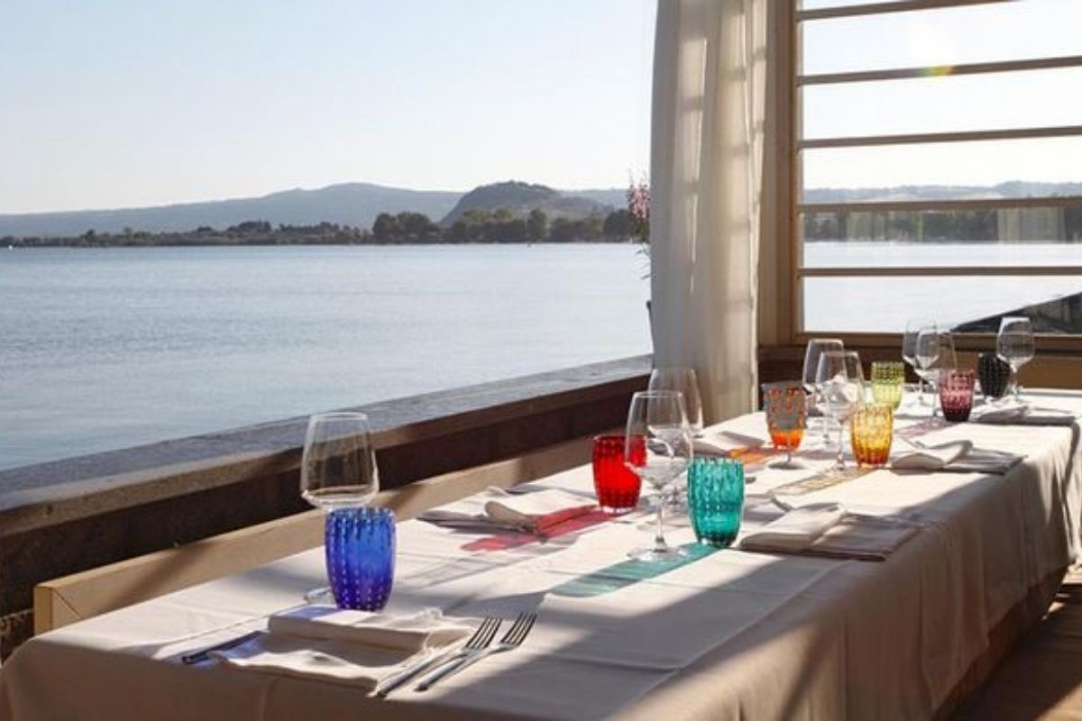 Ristorante con vista lago a Bolsena durante il tramonto
