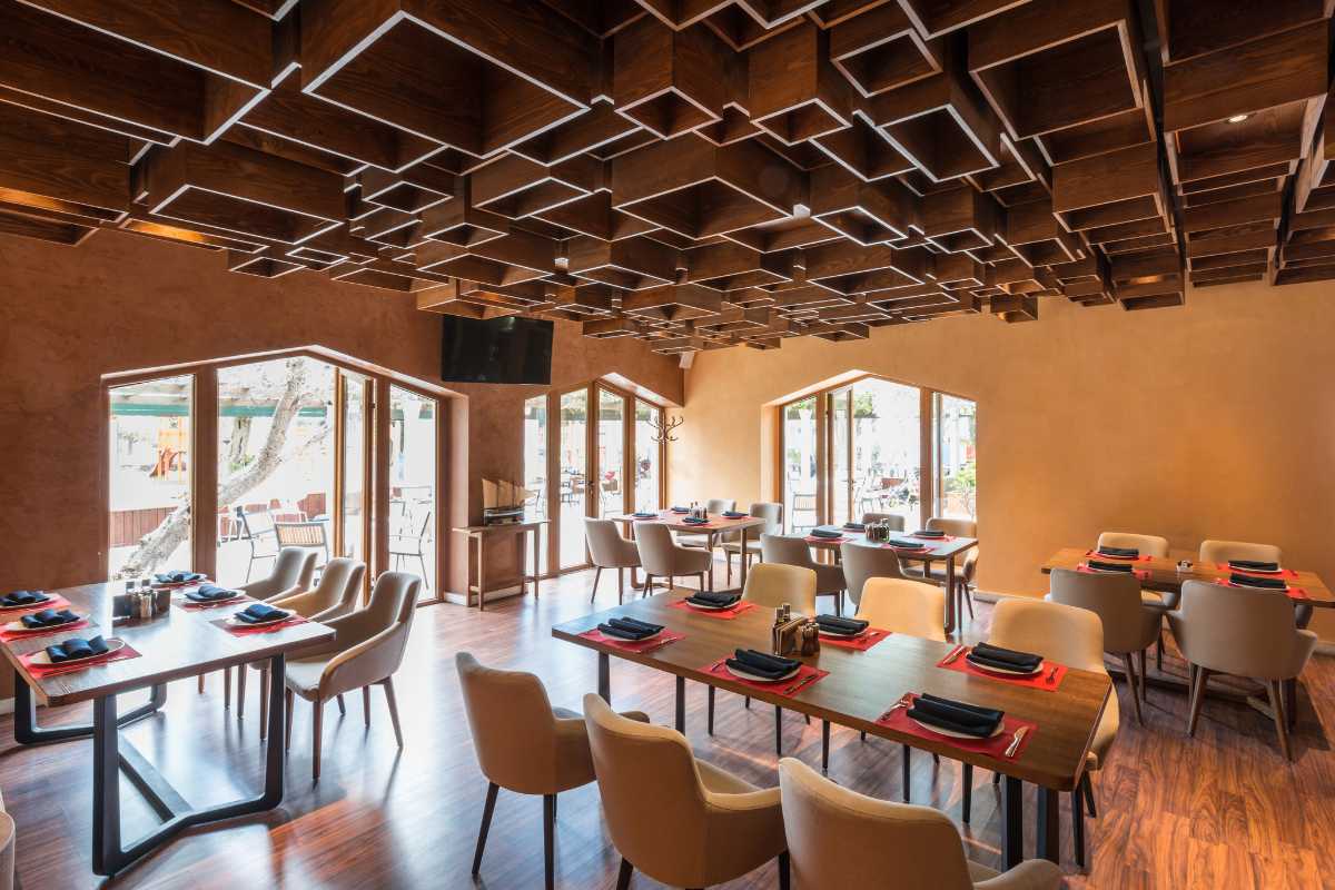 Interno di un ristorante tipico a Civitavecchia con piatti locali