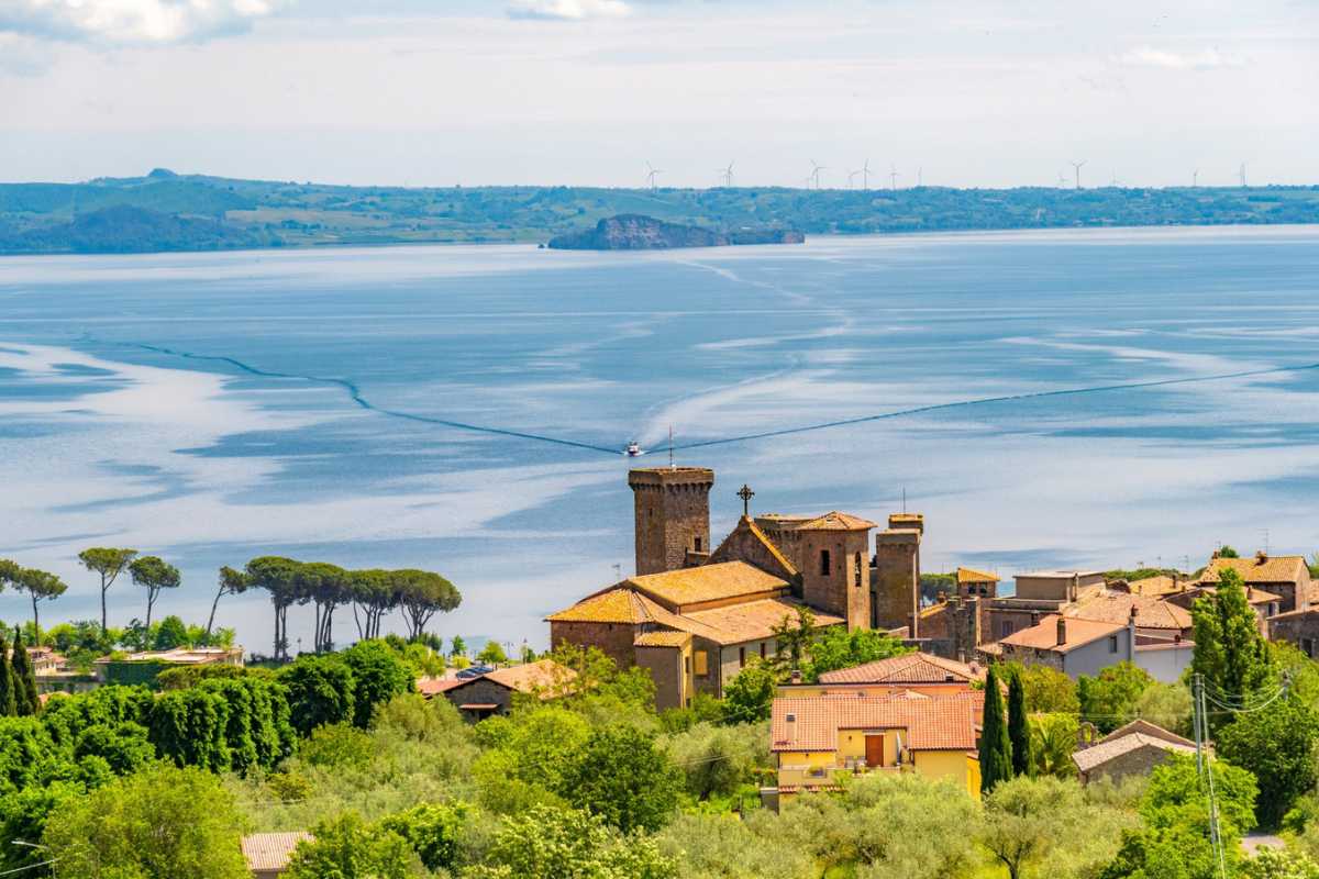 Festa tradizionale a Bolsena con persone in abiti tipici