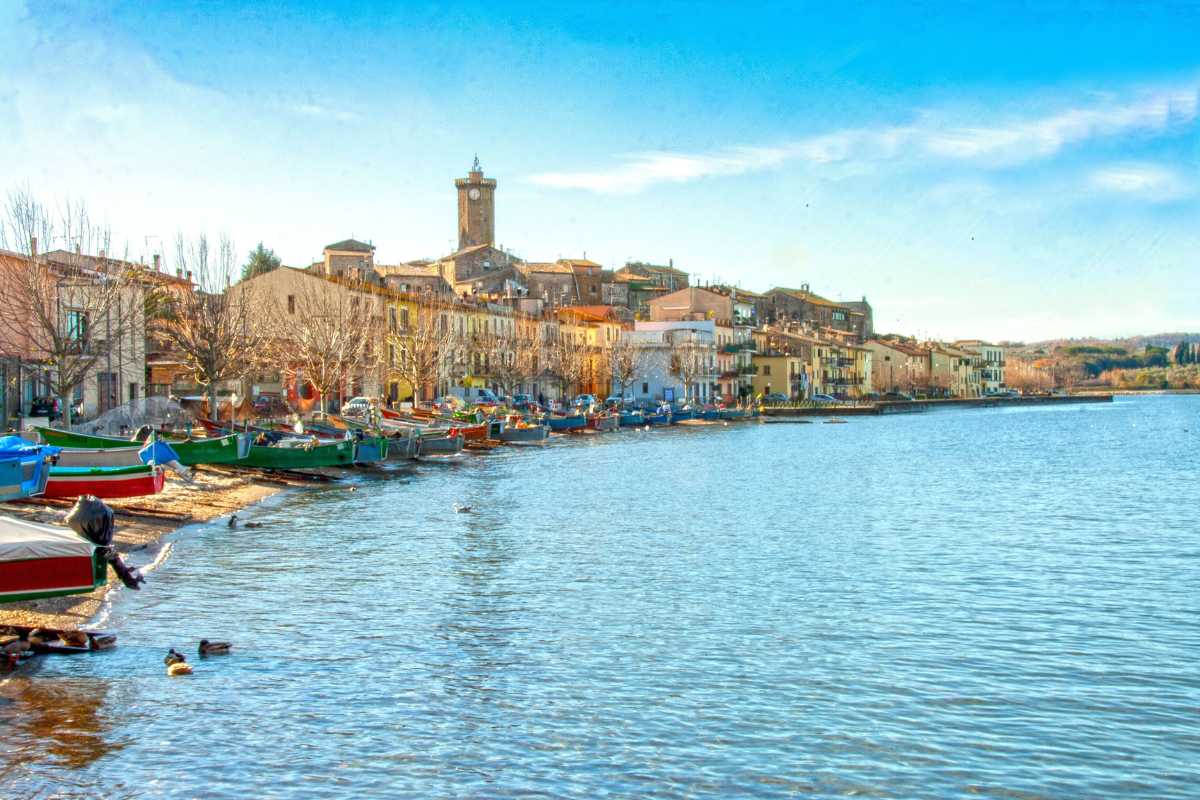 Vista panoramica di Bolsena con il lago e le spiagge