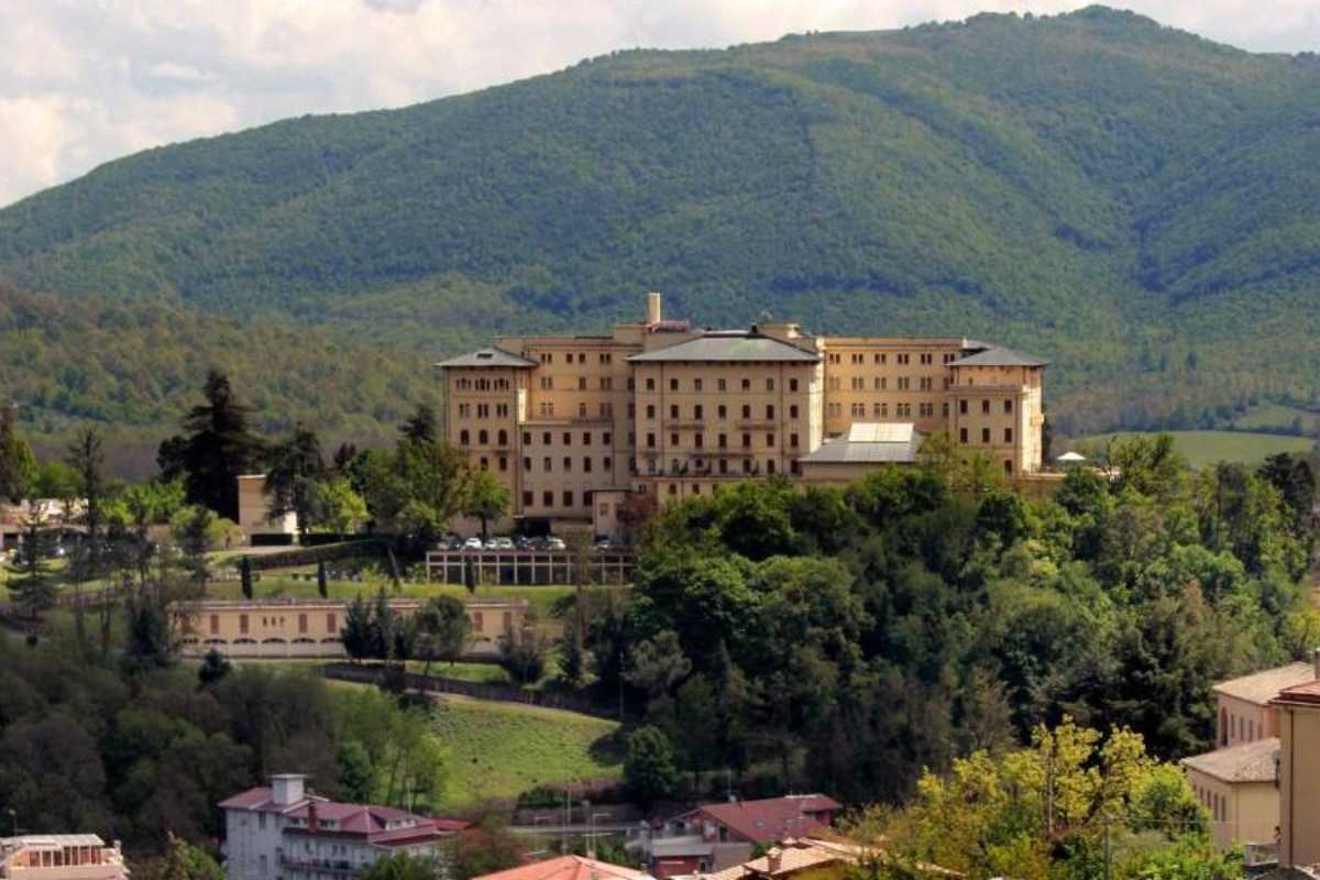 Mercatini di Natale a Fiuggi, evidenziando l'atmosfera festiva invernale