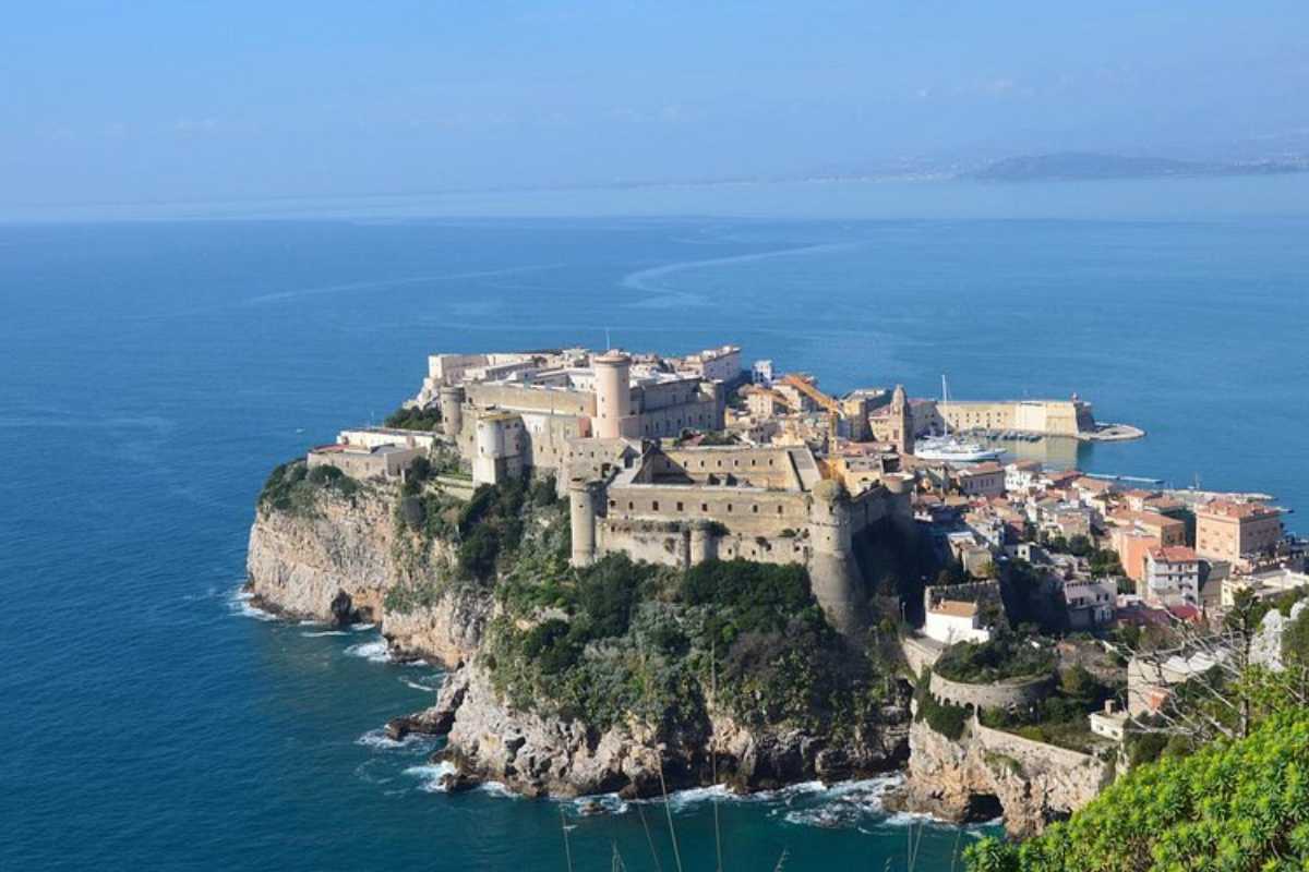 Vista panoramica di Gaeta con il mare e le sue tradizioni culturali in primo piano