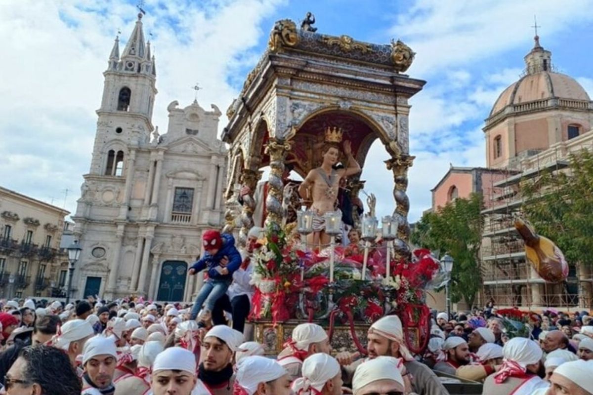 Festa di San Sebastiano a Ostia Antica, evidenziando la processione e il coinvolgimento della comunità