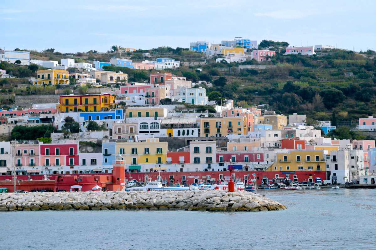 Panorama di Ponza con il porto e le casette colorate