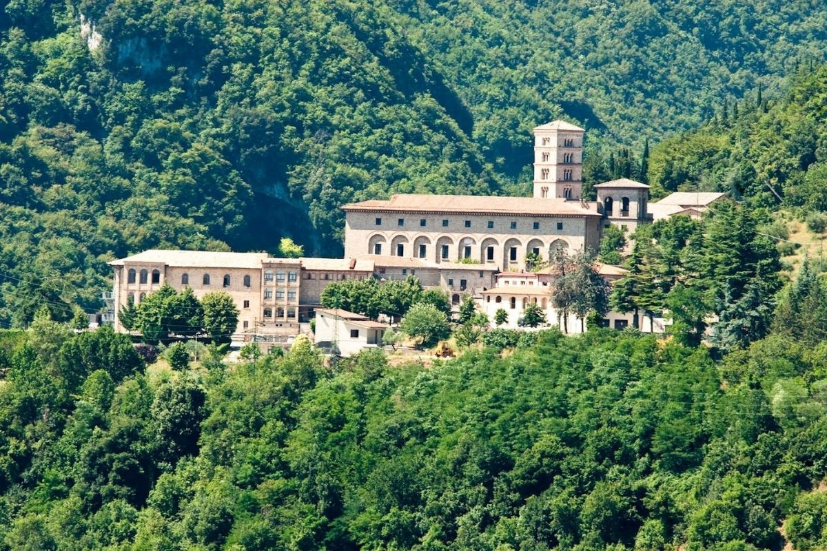 Immagine di Subiaco con i suoi monasteri e paesaggi naturali