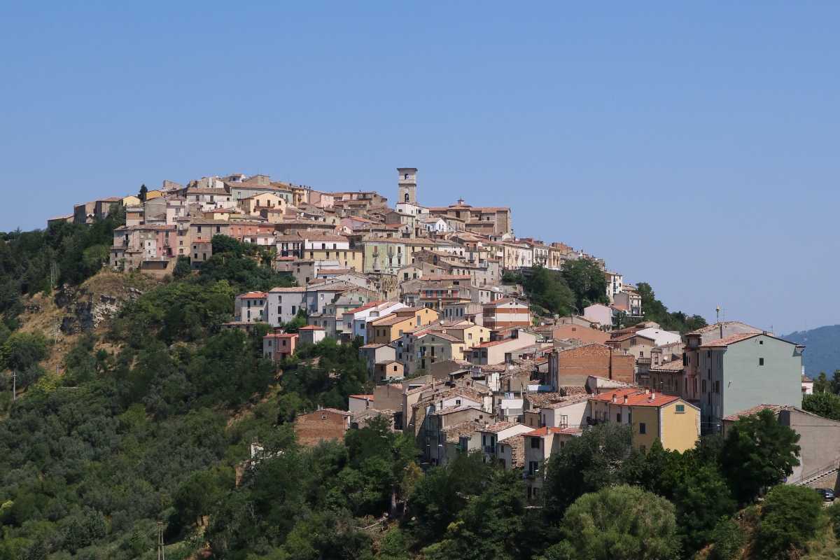 Vista panoramica del quartiere medievale di San Pellegrino a Viterbo, con persone che partecipano a un evento locale