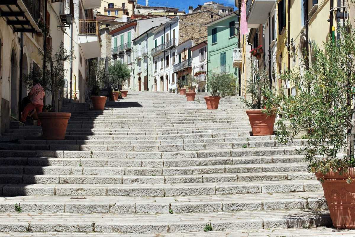 Mercatini di Natale a Viterbo con decorazioni festive e visitatori