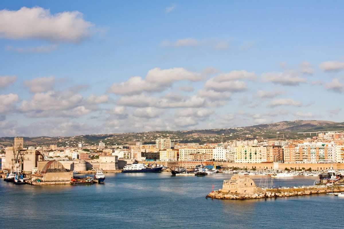 Vista panoramica del porto di Civitavecchia al tramonto
