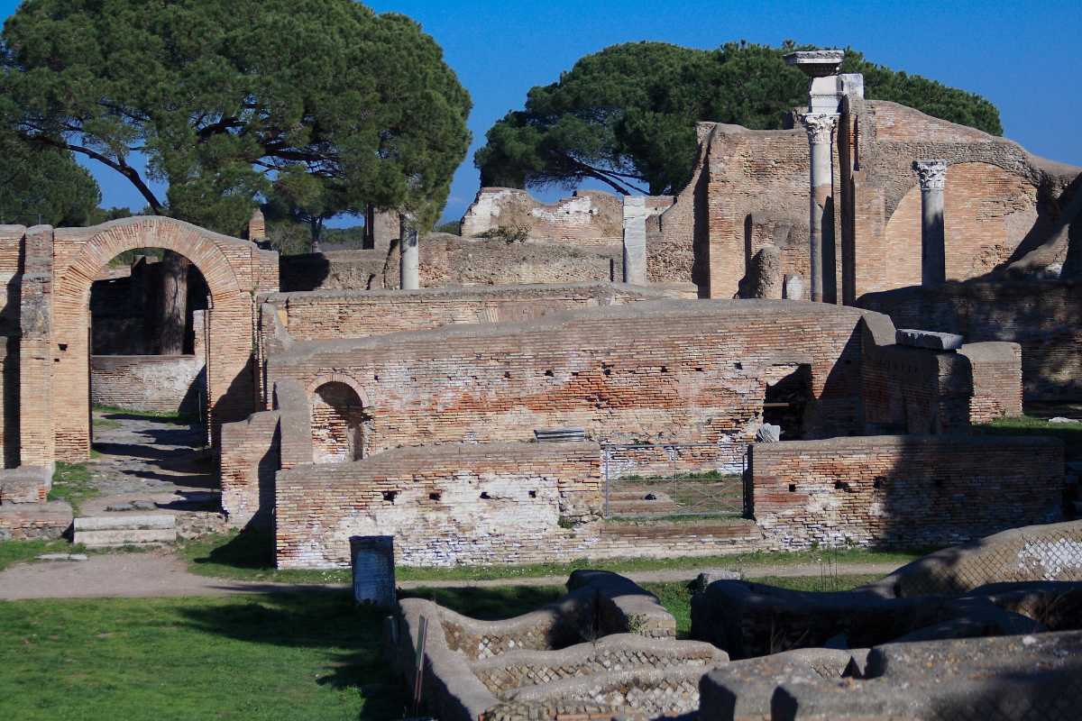 Panorama di Ostia Antica con rovine archeologiche e cielo azzurro