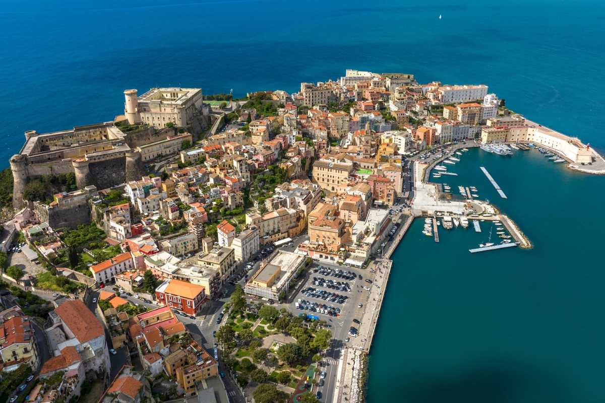 Vista panoramica di Gaeta con il mare e il centro storico