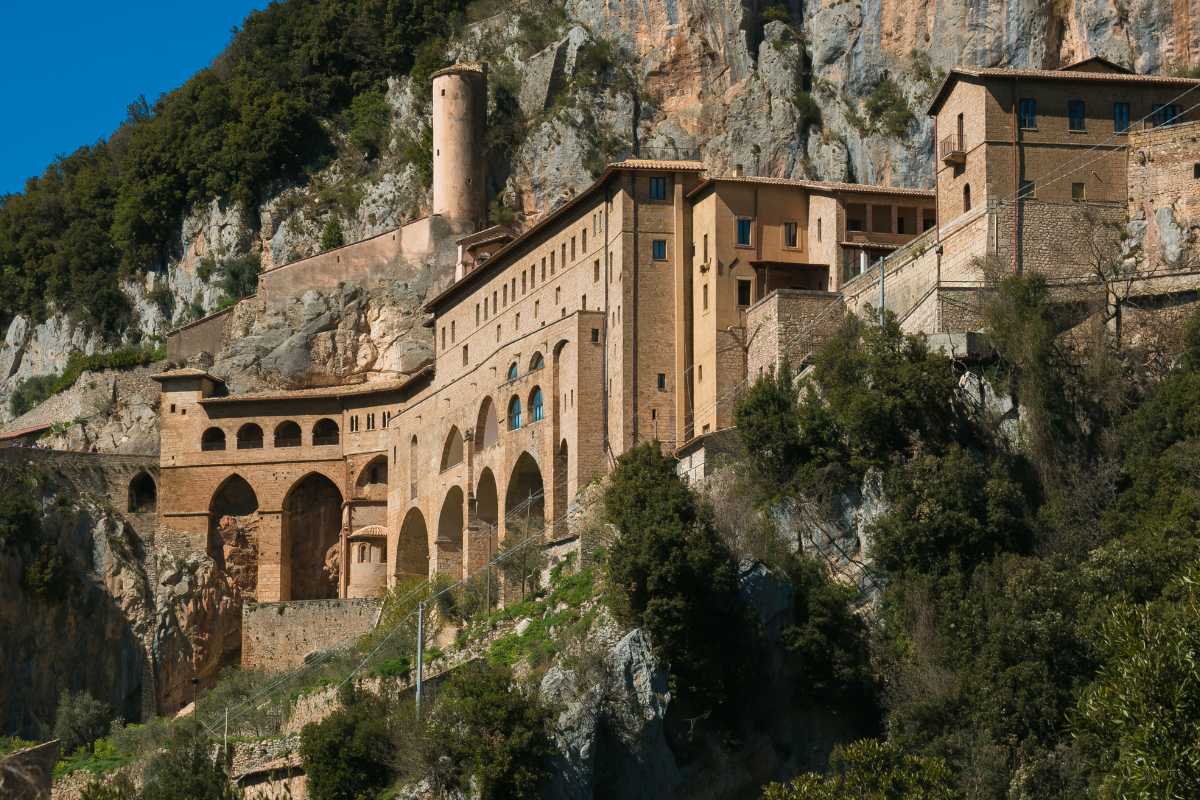 Vista panoramica di Subiaco con i suoi monasteri e la natura circostante