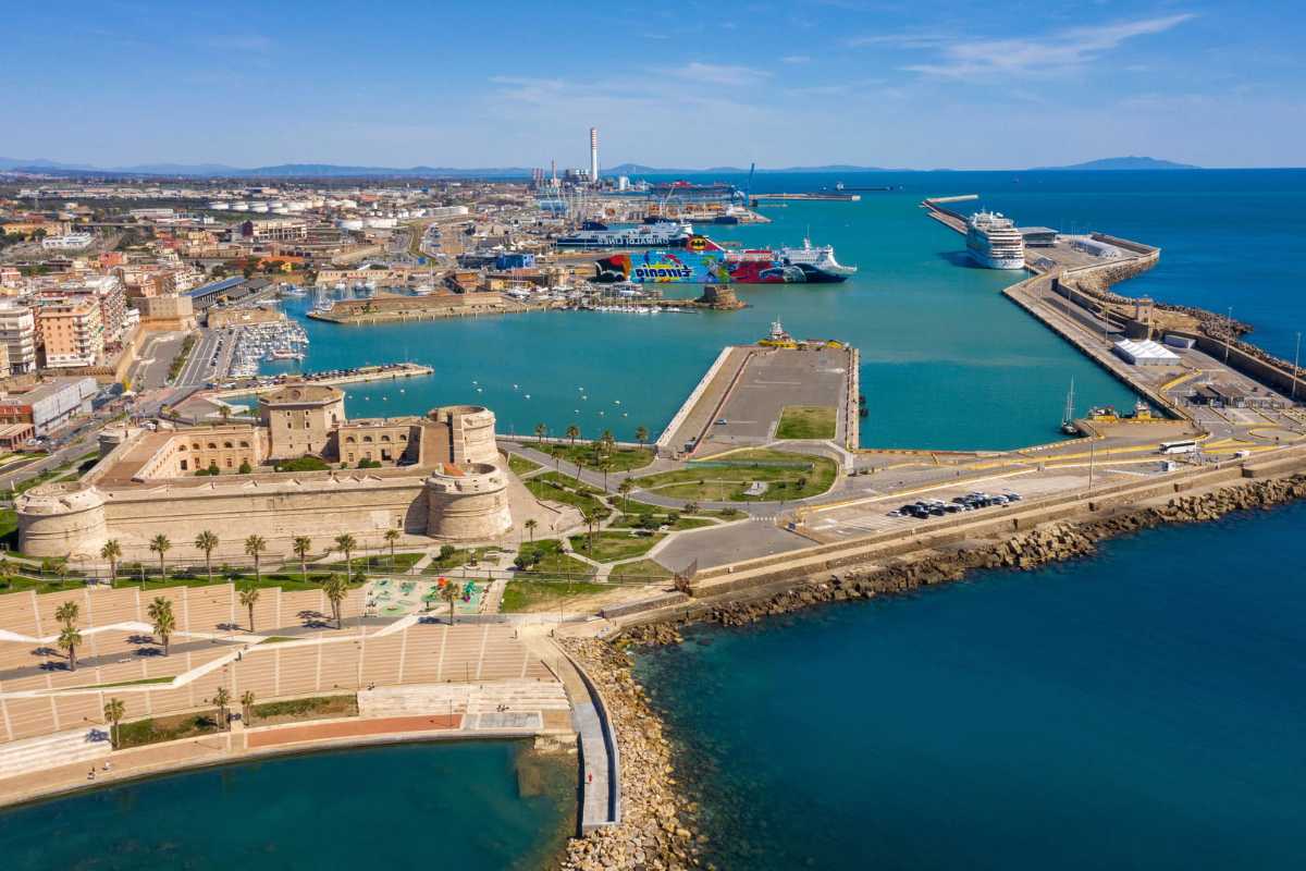 Vista panoramica delle spiagge di Civitavecchia, con mare e sabbia