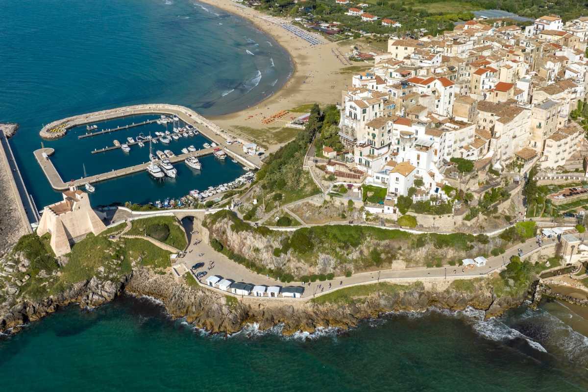 Vista panoramica delle spiagge di Sperlonga con il borgo bianco sullo sfondo