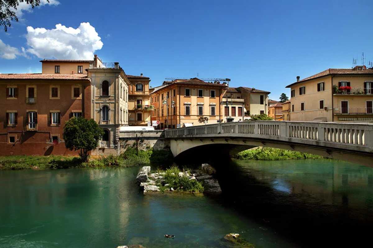 Vista panoramica di Rieti con i suoi monumenti storici e il paesaggio circostante