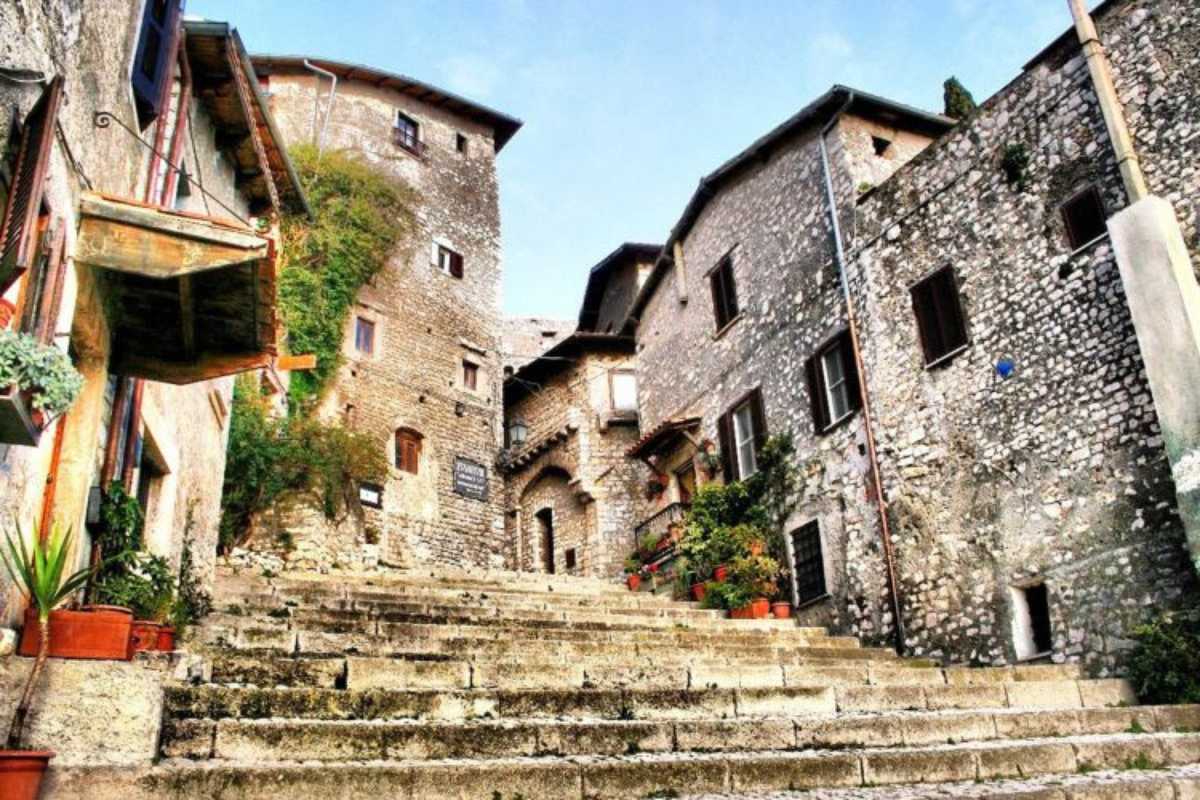 Giardino di Ninfa con fiori e laghetti