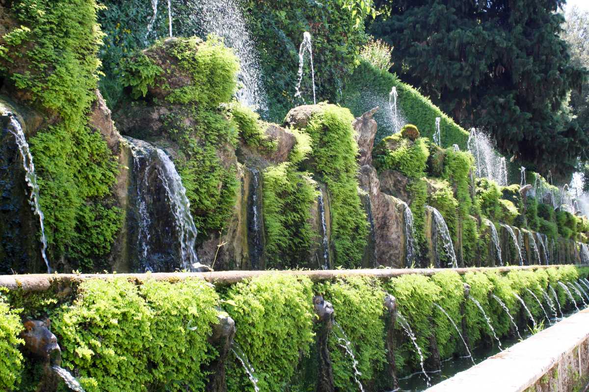 Scorcio dei giardini di Villa d'Este con fontane e vegetazione lussureggiante