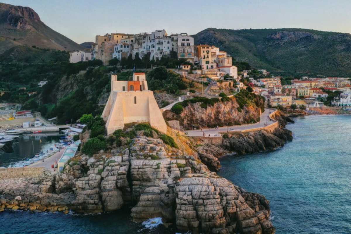 Borgo di Sperlonga con vista sul mare e spiagge, adatto per famiglie con bambini