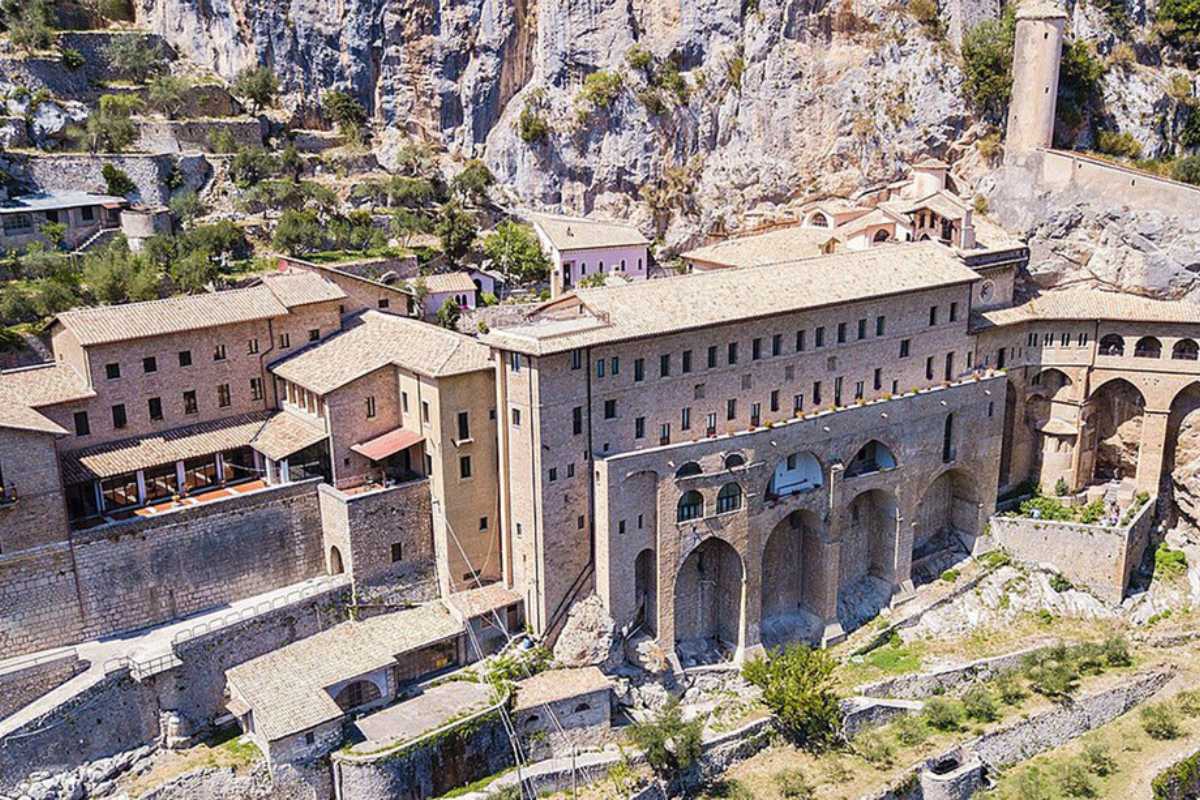 Vista panoramica dei monasteri benedettini e della natura di Subiaco