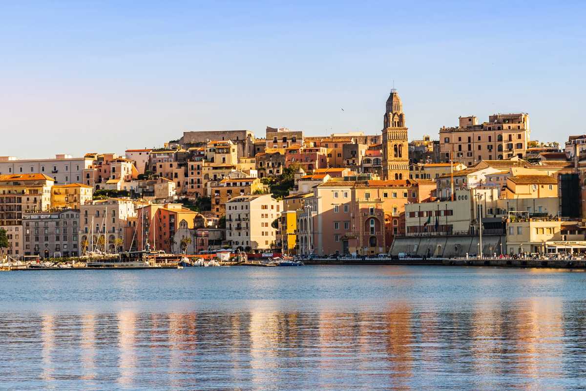 Vista panoramica su Gaeta, evidenziando il mare, le spiagge e il centro storico