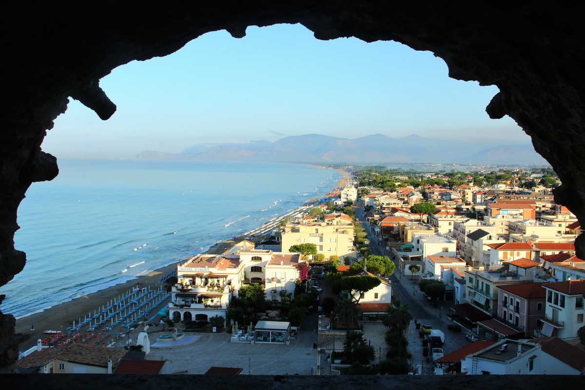 Vista panoramica di Sperlonga con il mare cristallino e il borgo bianco