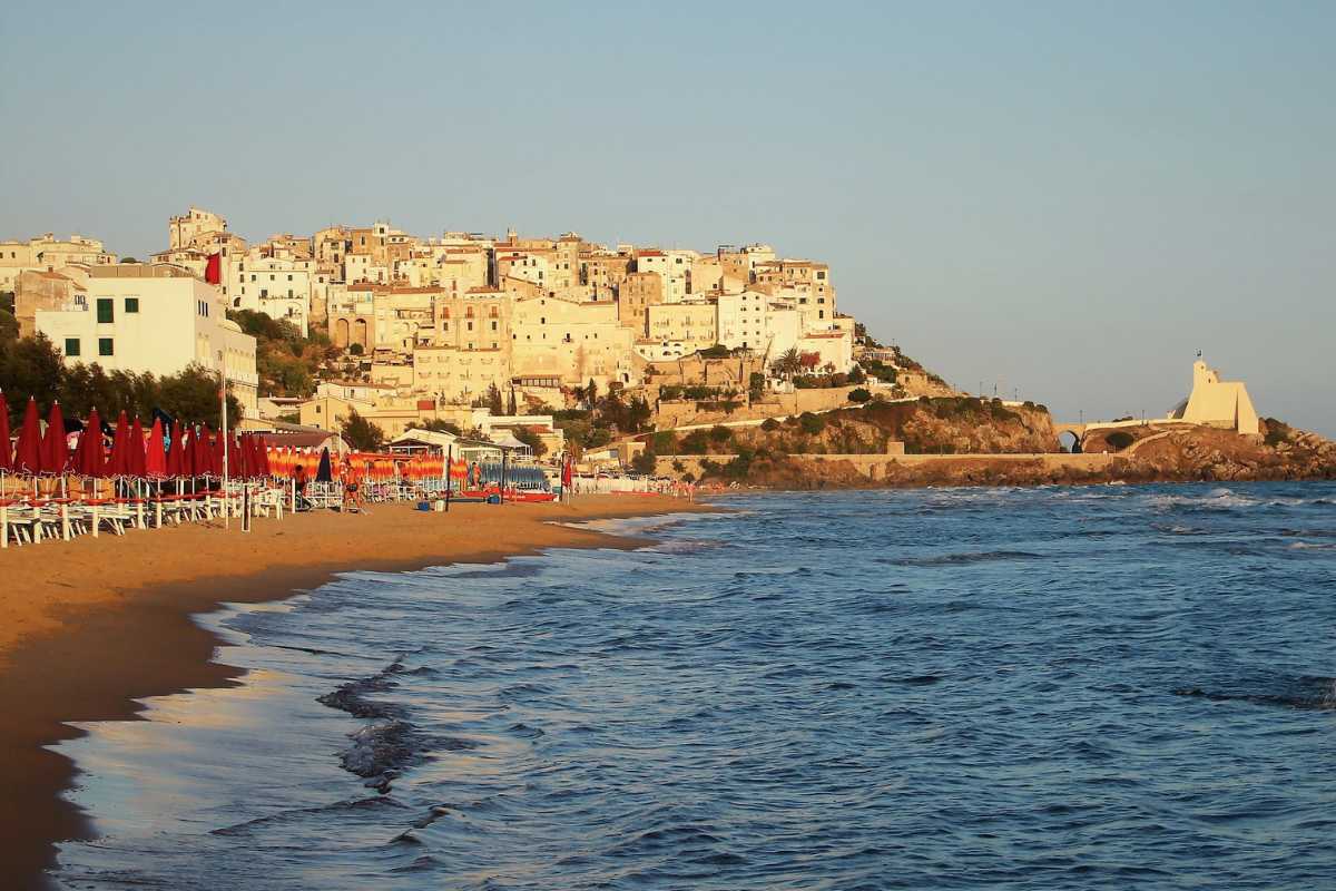 Tramonto su Sperlonga con il mare e il borgo illuminato