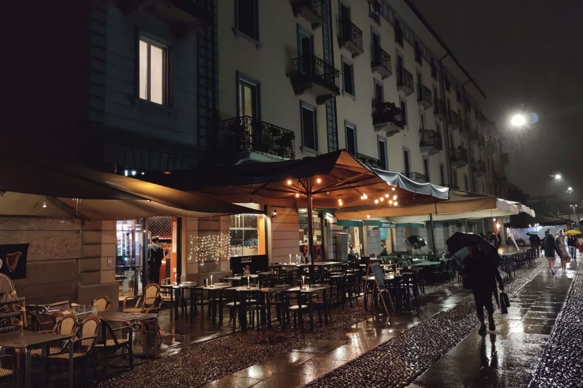 Atmosfera serale a Subiaco con luci e ristoranti