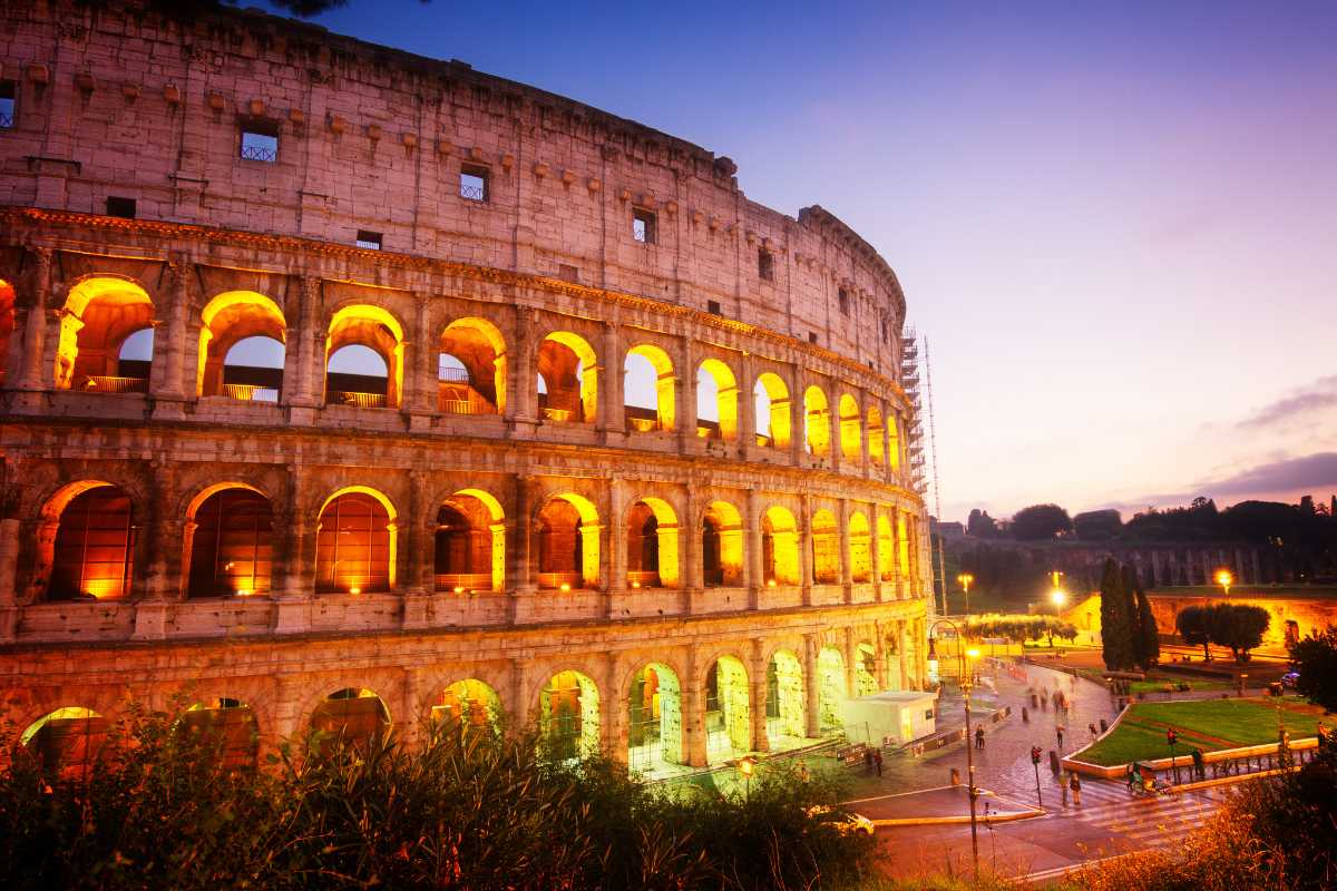 Veduta panoramica di Roma con Colosseo e Vaticano, mostra la bellezza della città