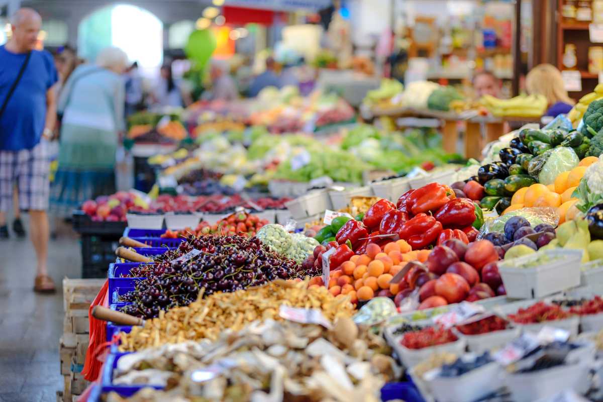 Immagine di un mercato romano con cibo fresco e piatti tipici