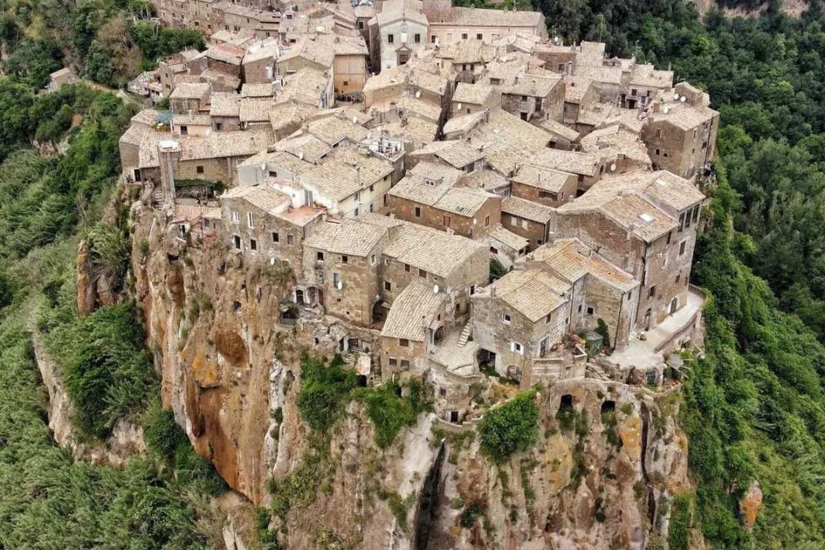 Vista panoramica del borgo di Calcata, evidenzia le case sospese sulla rupe di tufo