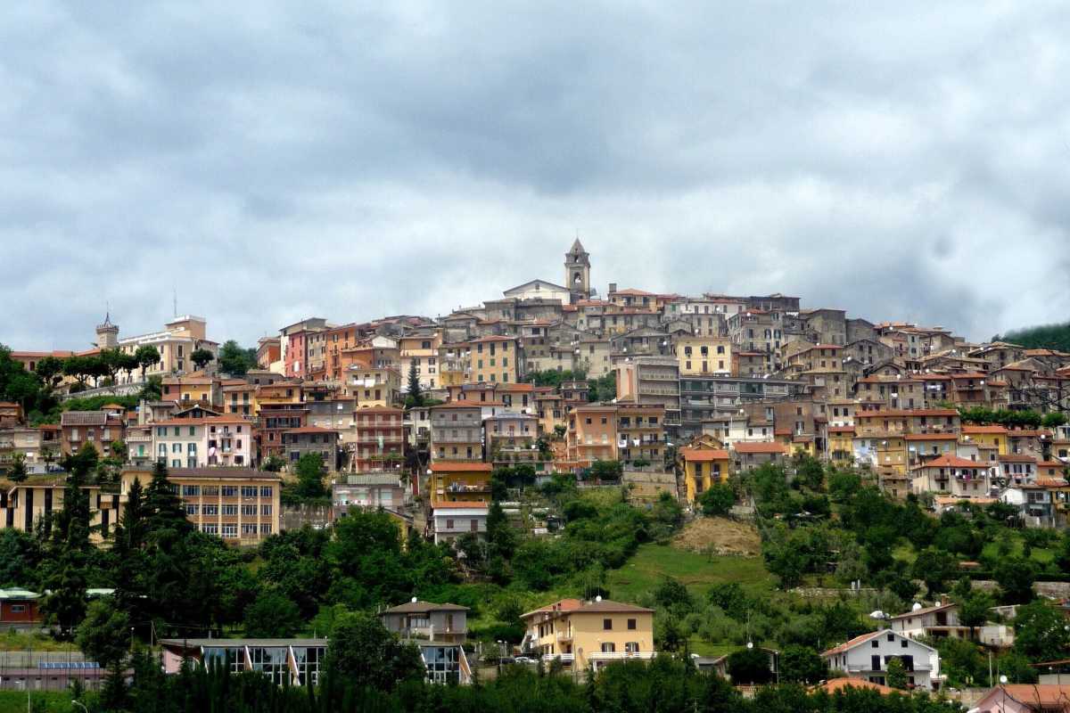 Vista panoramica di Fiuggi e delle sue terme storiche, con il borgo medievale sullo sfondo