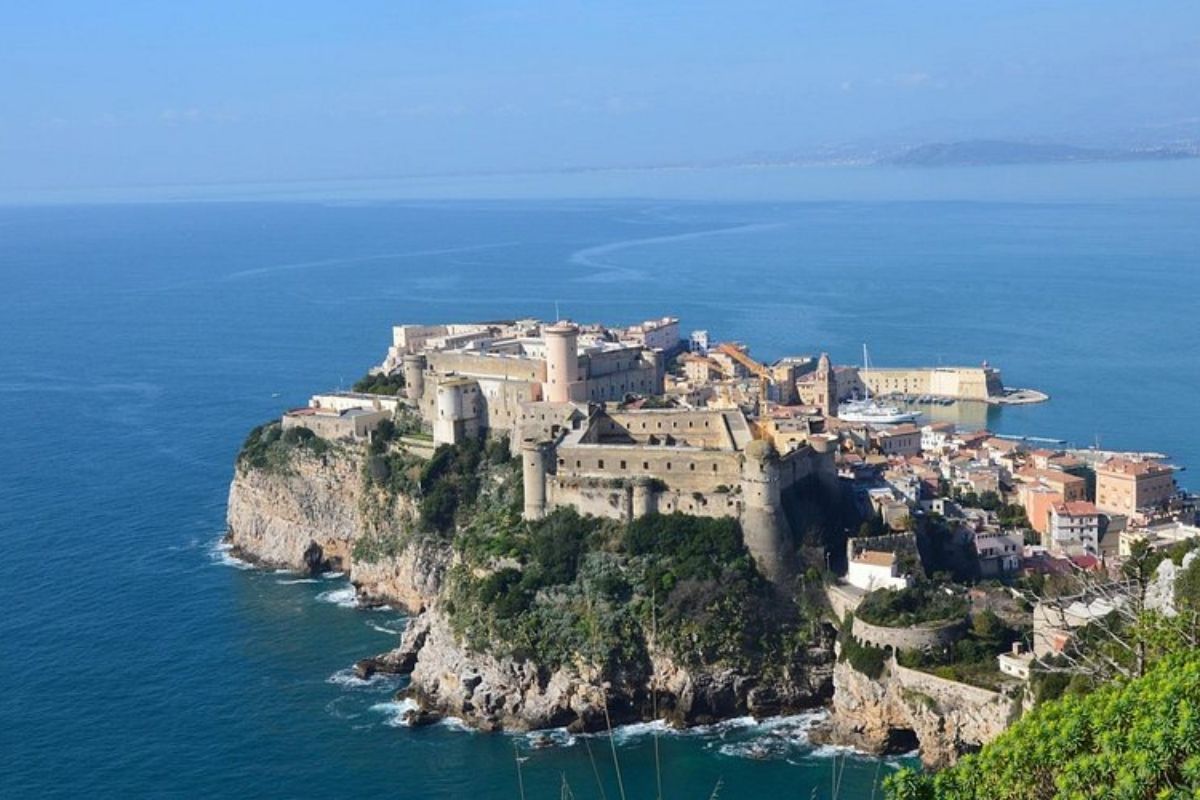 Veduta panoramica di Gaeta con il mare e il centro storico, ideale per catturare la bellezza della città