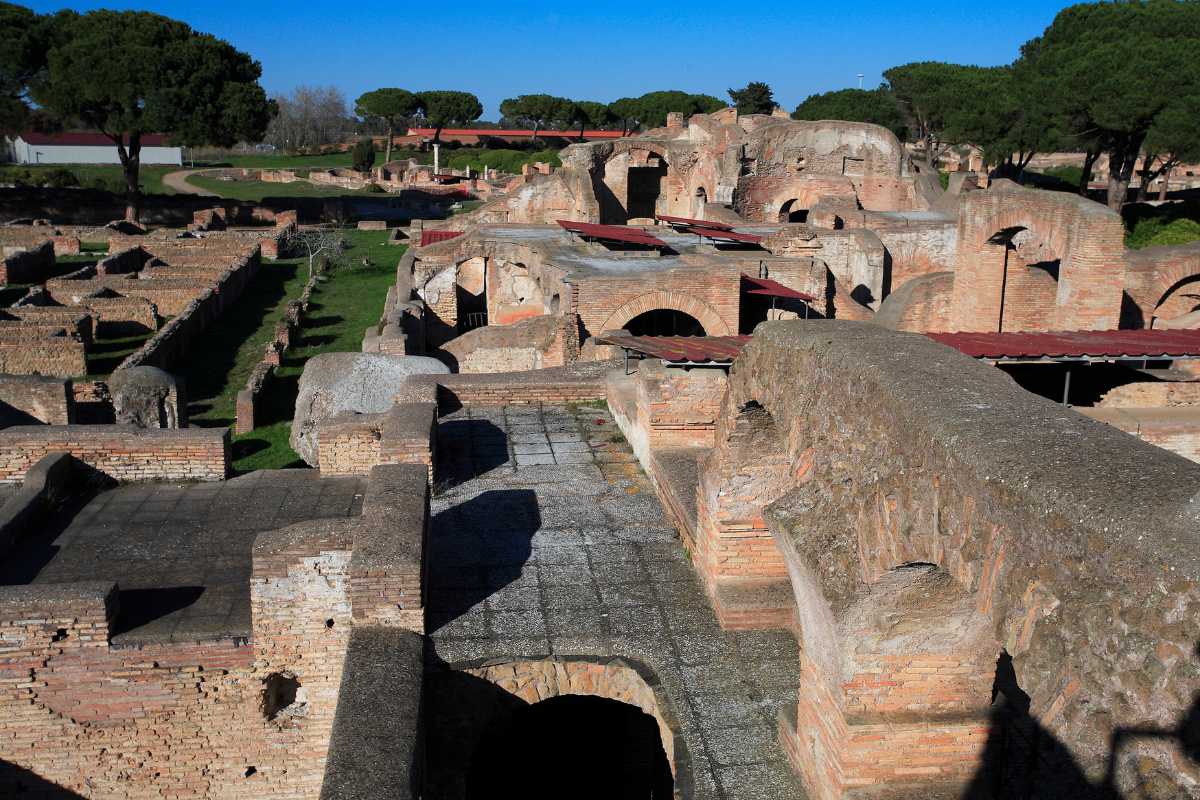Vista panoramica delle rovine di Ostia Antica, con il mare sullo sfondo