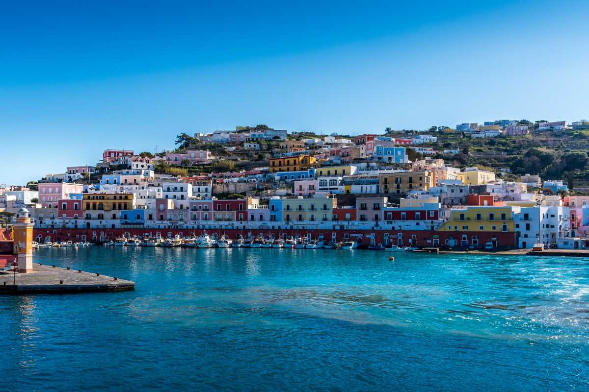 Vista panoramica di Ponza con il porto e le case colorate