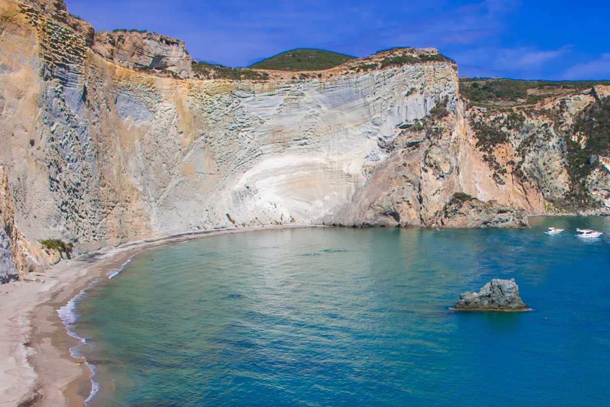 Spiaggia di Chiaia di Luna con il mare e le scogliere