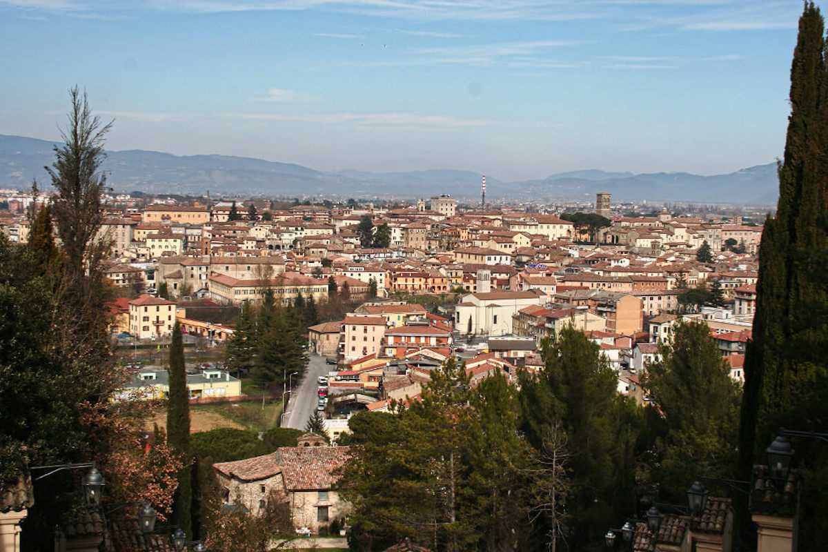 Vista panoramica di Rieti con i suoi monumenti storici e le montagne circostanti