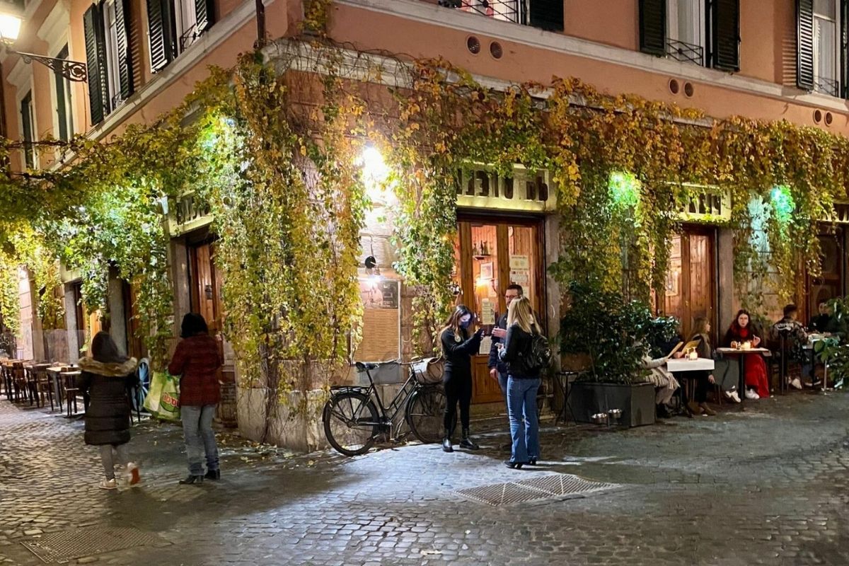 Strade pittoresche di Trastevere con ristoranti tipici, includi Roma