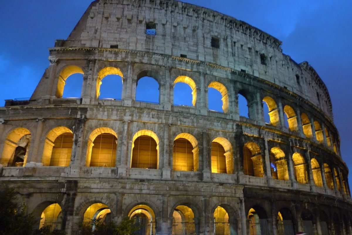 Vista panoramica del Colosseo al tramonto, includi Roma
