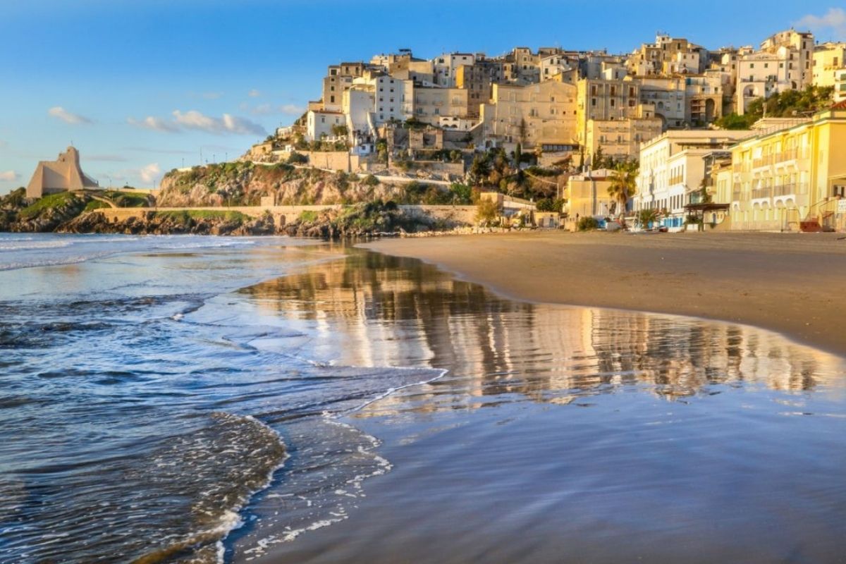 Vista panoramica di Sperlonga con le sue case bianche e il mare cristallino